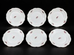 PORCELANA RENNER, seis (6) pratos para pão confeccionados em porcelana na tonalidade branca, decorado por flores e folhagens em policromia e borda filetada a ouro, medindo 15,5cm, falhas na douração.