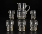 VIDROS, conjunto para refresco com seis (6) peças confeccionadas em vidro translucido com moldagem de elementos florais e frisos geométricos com corpo em faixas horizontais em relevo, sendo; A) 1 jarra, medindo 19,5x15x11,5cm e B) 5 copos, 1 bicado na borda, medindo 10x7,5cm.
