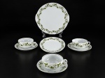 PORCELANAS RENNER - Lote composto por oito (8) peças, sendo: três (3) xícaras com respectivos pires, um (1) prato para bolo , med : 30 cm e um (1) prato de sobremesa , med : 19 cm . Em porcelana branca, com delicada decoração de folhagens e ramos verdes em policromia, com filetes nas bordas. 1 xícara com bicado .