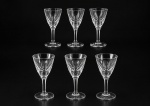 CRISTAL - Conjunto composto por seis (6) taças para licor em cristal translúcido, , apresentando bojos com lapidação geométrica e motivos facetados, hastes alongadas e bases circulares. Medida : 10 cm 