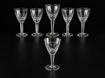 CRISTAL - Conjunto composto por seis (6) taças para vinho em cristal translúcido, de dois tamanhos , apresentando bojos com lapidação geométrica e motivos facetados, hastes alongadas e bases circulares. Medidas : 14 e 16 cm 's . 