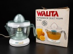 ELETRODOMÉSTICO, um (1) espremedor elétrico de frutas WALITA Select Polpa, modelo RI 3194, com jarra graduada em material plástico translúcido, capacidade aproximada de 1 litro, bico vertedor, alça lateral e cone espremedor superior. Acompanha caixa original, apresentando desgastes, amassados e marcas de armazenamento. Funcionamento não testado e sem garantia.