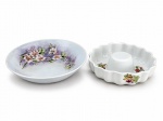 PORCELANA / REAL -  duas (2) peças , sendo: A) uma (1) travessa oval, com decoração floral policromada , med : 6 x 26 cm ; B) uma (1) forma circular refratária da manufatura Real com bordas onduladas e estrutura central elevada, decorada com motivos de legumes e hortaliças em policromia , medida : 5 x 21 cm