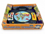 BRINQUEDO, um (1) jogo educativo eletrônico PLANETA TERRA INTERATIVO, marca GEMINI, destinado ao aprendizado de geografia, com mapa-múndi ilustrado, caneta interativa, comandos para perguntas e informações sobre países, capitais, áreas, horários e jogos. Acompanha caixa original, apresentando desgastes, rasgos e sinais de armazenamento. Funcionamento não testado. Peça no estado, medindo 37,5x34cm.