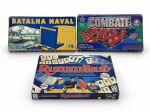 BRINQUEDOS, três (3) jogos de tabuleiro, sendo: A) Batalha Naval, da BIG Brinquedos; B) Combate, da Estrela/Hasbro; e C) Rummikub, da Grow, lacrado. Acompanham respectivas caixas, apresentando sinais de uso e armazenamento. Conteúdo interno não conferido, podendo apresentar falta de peças, fichas, pinos ou demais componentes. Jogos no estado.