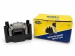 AUTOMOBILISMO, uma (1) bobina de ignição MAGNETI MARELLI, para sistema de ignição automotiva, com corpo em material plástico preto e dissipador metálico superior, múltiplas saídas para cabos de vela e conector elétrico lateral. Acompanha caixa original Magneti Marelli, apresentando sinais de armazenamento. Aplicação específica e funcionamento não conferidos. Peça no estado.