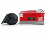 AUTOMOBILISMO, uma (1) buzina automotiva FIAMM, modelo TR99, confeccionada em material plástico preto, tipo caracol, acompanhada de caixa original FIAMM. Peça destinada ao sistema de sinalização sonora de veículos. Apresenta sinais de uso e armazenamento. Funcionamento não testado. Peça no estado.