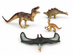 BRINQUEDOS, quatro (4) miniaturas de animais pré-históricos, confeccionadas em material emborrachado e pintadas, sendo: A) dinossauro terópode de grande porte; B) Stegosaurus, com placas dorsais e espinhos caudais; C) pequeno dinossauro terópode; e D) réptil voador tipo pterossauro. Apresentam sinais de uso e desgastes na pintura, maior medindo 30cm e menor 14cm.