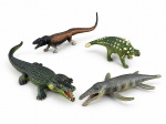 BRINQUEDOS, quatro (4) miniaturas de animais pré-históricos, confeccionadas em material emborrachado e pintadas, sendo: A) réptil pré-histórico alongado; B) dinossauro couraçado, tipo Ankylosaurus; C) crocodiliano; e D) réptil marinho de corpo alongado. Apresentam sinais de uso e desgastes na pintura, maior medindo 27,5cm de comprimento e menor 17cm.
