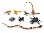 BRINQUEDOS, oito (8) miniaturas de animais, confeccionadas em plástico emborrachado e pintadas, sendo quatro dinossauros, três insetos  incluindo joaninha, formiga e besouro  e uma serpente em vermelho, preto e branco. Apresentam sinais de uso e pequenos desgastes na pintura. Peças no estado, maior medindo 41cm e menor 6cm.