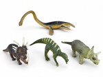 BRINQUEDOS, quatro (4) miniaturas de animais pré-históricos, confeccionadas em plástico emborrachado e pintados, representando diferentes espécies de dinossauros e répteis marinhos, incluindo plesiossauro, dinossauro ceratopsídeo tipo Styracosaurus, herbívoro quadrúpede e Triceratops. Apresentam sinais de uso, desgastes e perdas pontuais de pintura, medindo 22cm de comprimento e menor 17cm de comprimento.