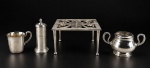METAL PRATEDO - Conjunto composto por quatro (4) peças em metal espessurado à prata, sendo: um (1) copo infantil , med : 7 cm , um (1) porta-palitos cilíndrico com tampa  , med : 12,5 cm , apresenta pequena mossa  , um (1) descanso de pirex quadrangular com pés e decoração vazada , med : 10 x 17 cm  e um (1) açucareiro com duas alças laterais , med : 8 x 15 cm (não possui tampa)