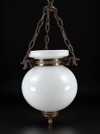 LUSTRE, um (1) lustre para uma lâmpada confeccionado em vidro opalinado na tonalidade braca, guarnições em metal dourado com elementos geométricos em vazados, sustentado por 3 correntes com hastes em arabescos vazados, não possui fiação, apresenta bicados na borda, medindo 64cm de altura com a corrente.