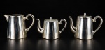 METAL PRATEADO, três (3) peças para chá confeccionados em metal espessurado a prata da manufatura FRACALANZA, sendo: A) 1 bule para chá, medindo 13x19,5x9cm, B) 1 bule para café, medindo 14,5x20x9cm e C) 1 leiteira, medindo 14,5x17,5x9cm. Banho novo.