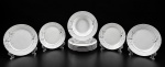 PORCELANA DM BRASIL, dez (10) pratos confeccionados em porcelana na tonalidade branca, decorada por flores e folhagens em monocromia na tonalidade cinza com filetes e realces em prata, sendo: A) 6 fundos, medindo 21,5cm e B) 4 pratos para sobremesa, 1 bicado na borda, falhas na prateação, medindo 18,5cm.