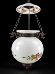 LUSTRE, um (1) lustre para uma lâmpada confeccionado em vidro opalinado na tonalidade branca, decorado por flores e folhagens em policromia com filete em tom salmão, apresenta falhas na pintura, guarnições em metal dourado, sustentado por 3 correntes, ausência do bocal e fiação elétrica, medida total 54x18,5cm. Apresentando discretos bicados.