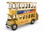 COLECIONISMO, uma (1) miniatura em lata de ônibus londrino de dois andares, com pintura em tons de amarelo e creme, inscrições London Transport e publicidade Cinzano Vermouth nas laterais. Possui rodas móveis e construção vazada, ao estilo de veículos ingleses clássicos. Apresenta sinais de uso, desgastes, riscos e oxidação compatíveis com a idade, medindo 19x32x7cm.