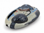 BRINQUEDO, uma (1) nave espacial JUPITER 2, modelo Deluxe Transforming Jupiter 2, da TRENDMASTERS, lançada em 1997 e inspirada no filme Perdidos no Espaço (Lost in Space, 1998). Confeccionada em plástico rígido, com acabamento futurista em tons de cinza, azul e cobre, apresentando cúpulas translúcidas e detalhes moldados em relevo. Apresenta sinais de uso e desgastes compatíveis com a idade. Mecanismos e funcionamento não testados. Peça no estado da foto, medindo 29x18cm.