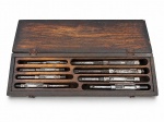 FERRAMENTAS, oito (8) alargadores manuais ajustáveis/expansíveis para usinagem, confeccionados em aço, de diferentes medidas, utilizados para calibragem e acabamento de furos cilíndricos. Acondicionados em estojo original de madeira com nichos individuais. Apresentam sinais de uso e sujidades, no estado da foto, estojo medindo 47x14cm.