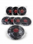 DISCOS DE VINIL, treze (13) discos antigos VICTROLA, confeccionados em goma-laca, com selos centrais em vermelho e dourado, próprios para gramofone, em sua maioria no padrão 78 RPM. Acondicionados em plástico, sem garantia de funcionamento.