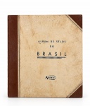 FILATELIA, um (1) Álbum de Selos do Brasil, marca ARIRÓ, parcialmente preenchido, contendo diversos selos brasileiros distribuídos ao longo das páginas, com espaços destinados às diferentes emissões filatélicas. Apresenta amarelamento, manchas de oxidação, marcas do tempo e sinais de manuseio. Quantidade e integridade dos selos não conferidas individualmente.
