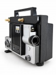CINEMA, um (1) projetor cinematográfico vintage para filmes 8 mm, confeccionado em metal e material plástico, na cor preta e prata, com lente frontal, controles de velocidade e operação, suportes para carretéis e alça superior para transporte. Apresenta etiqueta técnica na parte posterior e sinais de uso, riscos e desgastes compatíveis com a idade. Funcionamento não testado. Peça no estado, não possui fonte, medindo 25x29,5x14cm.