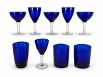 VIDROS, oito (8) peças confeccionadas em vidro canelado na tonalidade azul cobalto, sendo: A) 2 para vinho, medindo 16x7,5cm, B) 3 para champanhe, 1 com defeito de fabricação, medindo 13,5x9,5cm, C) 1 taça para vinho, medindo 14x6,5cm e D) 3 copos de 2 tamanhos, medindo 12x7,2cm e ( 2 medindo 10x8cm, não são canelados ).