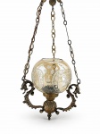 LUSTRE, um (1) lustre para uma lâmpada confeccionado em bronze, hastes representando dragão em recortes, parte inferior com acabamento em bilro, bojo em vidro nacarado com lapidação de elementos geométricos em baixo relevo, sustentado por 3 correntes com elos vazados, ausência da canopla, medindo 60x25cm com a corrente. Fiação arrebentada.
