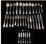 TALHERES, vinte e sete (27) talheres confecionados em metal espessurado a prata de modelos, tamanhos e decorações distintas, apresentam falhas no banho, sinais de uso e pequenas mossas, sendo 2 facas para jantar, 3 facas para sobremesa, 9 colheres de sopa, 3 colheres de sobremesa, 2 garfos para jantar, 1 garfo para peixe e 6 garfos para sobremesa, 1 colher para café e 6 espátulas para pastas, no estado.