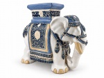MOBILIÁRIO, um (1) banco representando elefante confeccionado em cerâmica virtrificada na tonalidade branca, decorada por arremates e guarnições na tonalidade azul, medindo 43x50x23cm, sinais de craquele.
