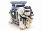 MOBILIÁRIO, um (1) banco representando elefante confeccionado em cerâmica virtrificada na tonalidade branca, decorada por arremates e guarnições na tonalidade azul, medindo 43x50x23cm, sinais de craquele.