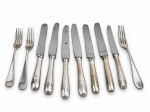 METAL PRATEADO, lote com dez (10) talheres confeccionados em metal espessurado a prata de modelos e marcas distintas, sendo 1 garfo para jantar, 2 para sobremesa, 1 faca para sobremesa e 6 facas para jantar, falhas na prateação e mossas.