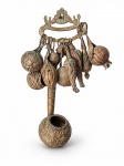 METAL PRATEADO, uma (1) penca de balangandãs em metal com falhas na prateação, composta por 10 pingentes representando frutos, sementes e outros elementos simbólicos, suspensos em suporte ornamentado, nave em vazados, medida total 28x15cm.