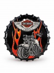 CERÂMICA, um (1) adorno de parede em formato de tampa de garrafa, confeccionada em cerâmica vitrificada, alusiva ao centenário da Harley-Davidson  19032003, com emblema 100 e ilustração de motocicleta sobre fundo preto com chamas em vermelho e amarelo, medindo 16cm.