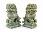 ESCULTURAS ORIENTAIS, par (2) de esculturas orientais representando cães de Fo, esculpidas em pedra verde (similar a pedra sabão), com figuras sentadas sobre bases retangulares e decoração entalhada, medindo 9cm de altura.