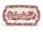 Johnson Bros (Historic America), uma (1) travessa para rocambole confeccionada em faiança inglesa na tonalidade branca, ricamente decorada por elementos vegetalistas e centro representando Central Park em Nova York na tonalidade rosa, sinais de craquele, medindo 27,5x15,5cm.