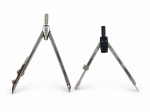 COLECIONISMO, dois (2) compassos de desenho técnico em metal prateado, sendo: A) compasso LOTTER, Germany, com mecanismo de ajuste e acessórios acoplados, sinais de uso e oxidação e B) compasso marcado CIS, com ajuste de precisão. Peças com sinais de uso e desgaste. No estado.