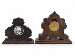 RELÓGIO e DIVERSO, duas (2) peças com estruturas em madeira recortada e bases molduradas, sendo: A) 1 relógio da marca ORIS, com mostrador circular e fundo dourado, mostrador com marcas do tempo, não testada e sem garantia de funcionamento, medindo 17,5x21,5x5cm, pequena quebra no bilro superior e B) 1 peça semelhante adaptada como porta-retrato, com fotografia em preto e branco, apresentando falhas na madeira e pregos, possivelmente sustentavam guarnições em prata, medindo 14,5x18x6cm.