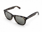 ACESSÓRIO FEMININO, um (1) óculos de sol marcado PIERRE CARDIN, com armação em acetato de padrão tartaruga, lentes escuras e detalhes metálicos nas hastes, não possui numeração nas hastes, sinais de uso.