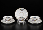 PORCELANA KPM POLAND, três (3) xícaras para café com seus respectivos pires confeccionados em porcelana polaca na tonalidade branca, decoradas por flores e folhagens em policromia com filete laranja, medindo 4,5x9,5x8cm.