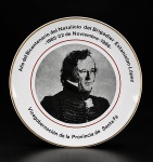 PORCELANA VERBANO, um (1) prato comemorativo em porcelana na tonalidade branca, Indústria Argentina, alusivo ao bicentenário do nascimento do Brigadeiro Estanislao López (17861986), com retrato central em preto e branco e inscrição da Vicegobernación de la Provincia de Santa Fe. Borda com filete dourado e vermelho, medindo 24cm.