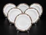 Sociedade de Porcelana de Coimbra (S.P. Coimbra), seis (6) pratos fundos confeccionados em porcelana portuguesa na tonalidade branca, ricamente decorada por guirlanda floral, vegetalista e geométrica em policromia com filetes na cor verde, medindo 23,5cm.