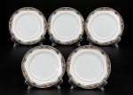Sociedade de Porcelana de Coimbra (S.P. Coimbra), cinco (5) pratos para sobremesa confeccionados em porcelana portuguesa na tonalidade branca, ricamente decorada por guirlanda floral, vegetalista e geométrica em policromia com filetes na cor verde, medindo 19,5cm.