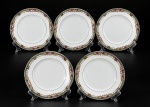 Sociedade de Porcelana de Coimbra (S.P. Coimbra), cinco (5) pratos para sobremesa confeccionados em porcelana portuguesa na tonalidade branca, ricamente decorada por guirlanda floral, vegetalista e geométrica em policromia com filetes na cor verde, medindo 19,5cm.