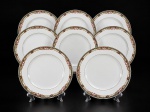 Sociedade de Porcelana de Coimbra (S.P. Coimbra), oito (8) pratos rasos confeccionados em porcelana portuguesa na tonalidade branca, ricamente decorada por guirlanda floral, vegetalista e geométrica em policromia com filetes na cor verde, medindo 23cm.