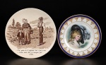 SARREGUEMINES & REAL, dois (2) pratos decorativos, sendo: A) 1 confeccionado em cerâmica francesa na tonalidade creme, decorada por figuras campestres em monocromia na tonalidade marrom e inscrições, apresenta pequeno fio de cabelo e leves craqueles, medindo 20cm e B) 1 confeccionado em porcelana nacional na tonalidade branca, decorada por figura de época em policromia com assinatura, borda em elementos vegetalistas em ouro e faixa azul cobalto, medindo 18cm.