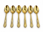 METAL DOURADO, seis (6) colheres para chá confeccionadas em metal dourado, cabo cinzelado por elementos florais e vegetalistas em recortes, sinais de uso.