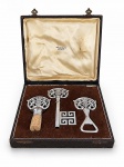 METAL PRATEADO, conjunto para vinho com três (3) peças confeccionadas em metal espessurado a prata, sendo: A) 1 saca-rolhas com cabo em cortiça, B) abridor de garrafas e C) 1 saca rolhas. Peças ornamentadas com brasão em relevo. Acompanha estojo original da joalheria Brinckmann & Lange  Juweliere, Bremen, com sinais de uso e desgaste. Maior peça medindo 13cm e menor 10cm.