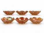 CARNIVAL GLASS, seis (6) recipientes para sobremesa confeccionados em vidro artístico dito CARNIVAL GLASS, na tonalidade fogo, moldagem padrão ESTRELAS, com ondulações na borda, medindo 4x12cm.