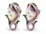 PORCELANA SÃO JOSÉ PEDREIRA, par (2) de floreiras de parede confeccionadas em porcelana na tonalidade branca, em formato floral, esmaltagem nacarada em policromia, decorado por flores, folhagens e filetes em ouro, apresentando leves falhas, medindo 19,5x11cm.